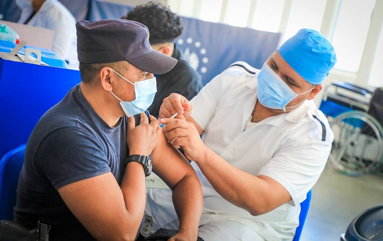 El Salvador aplica tercera dosis de la vacuna anti-COVID-19 a agentes de la PNC el-salvador-aplica-tercera-dosis-de-la-vacuna-anti-covid-19-a-agentes-de-la-pnc